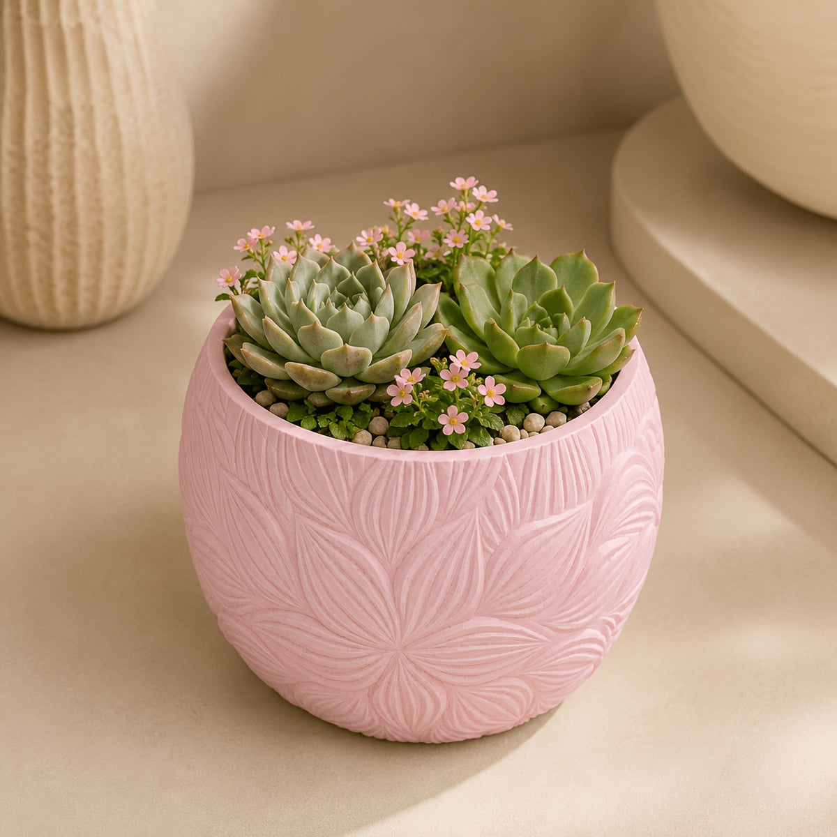 Pot de fleur rose Ø 11 cm — relief floral et trou de drainage