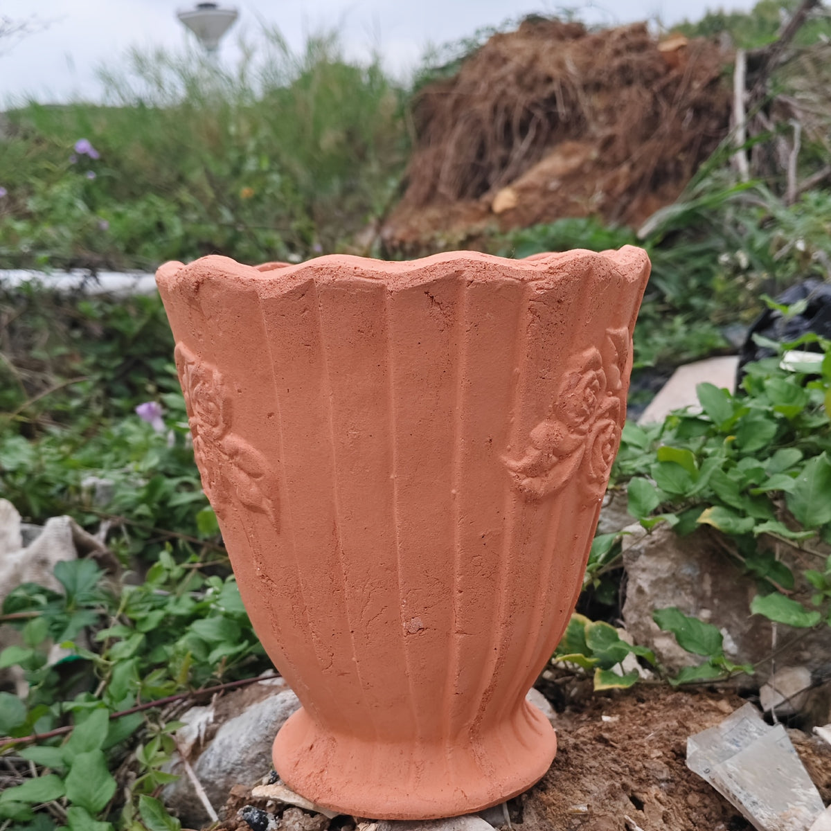 Pot de fleur en terre cuite Ø 17 cm — relief de roses vintage