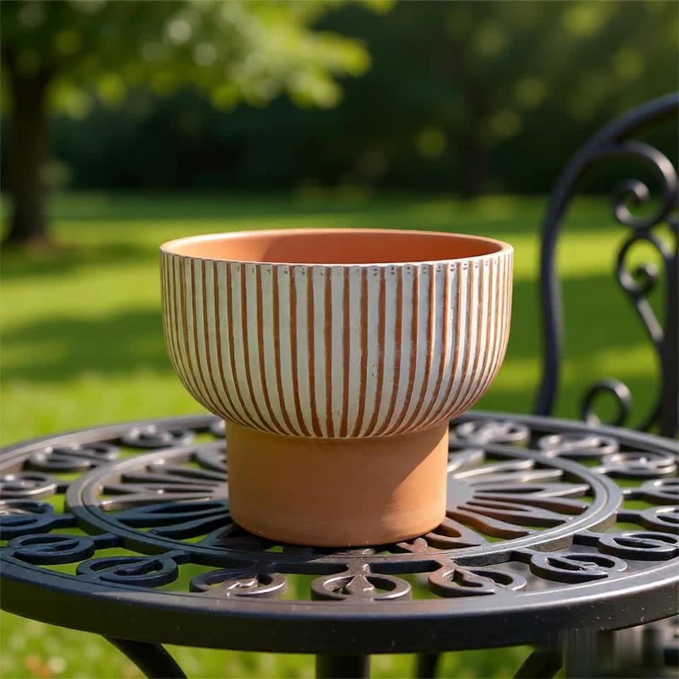 Pot de fleur en terre cuite sur pied Ø 17 cm à rayures crème