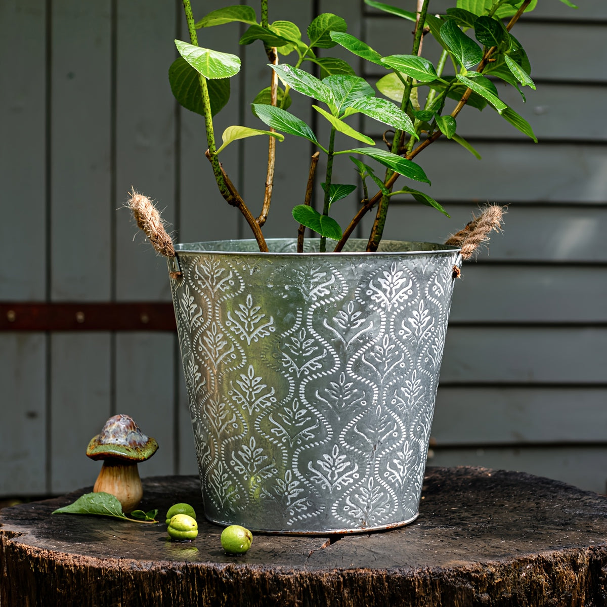 Pot de fleur en zinc galvanisé à relief floral, anses en corde
